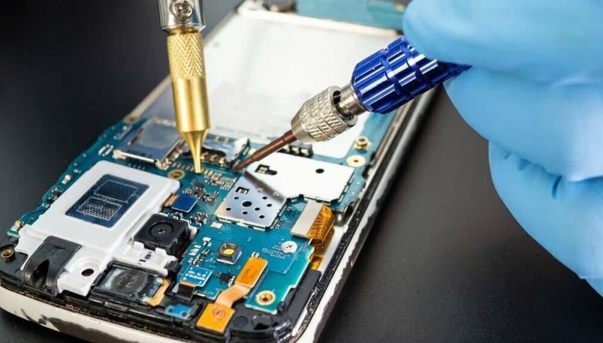EU repairability rules are a joke: 80% of smartphones still hide repair info